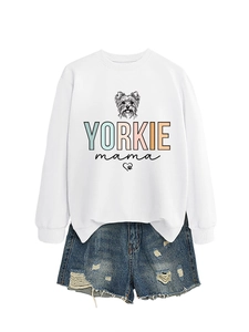 Details von Yorkie Mama Grafik-Sweatshirt kombiniert mit zerrissenen Jeans-Shorts
