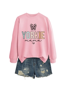 Detailansicht vom rosa Yorkie Mama Sweatshirt mit Grafik und blauen Denim-Shorts