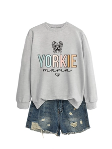 Detail eines hellgrauen Yorkie Mama Sweatshirts mit Hundedruck und Denim-Shorts