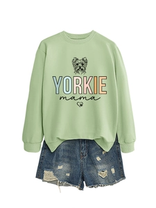 Nahaufnahme des Yorkie Mama Grafikdrucks auf einem grünen Sweatshirt mit Rundhalsausschnitt