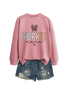 Flachbild des rosa Yorkie Mama Sweatshirts und Distressed-Denim-Shorts auf Weiß