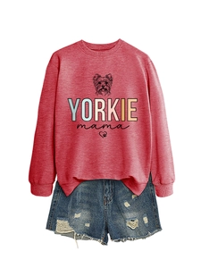 Detailansicht der Textur des pinkfarbenen Yorkie Mama Sweatshirts und der Distressed-Jeans