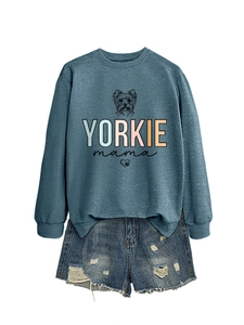Details des blauen Yorkie Mama Sweatshirts mit Hundemotiv und Jeans-Shorts