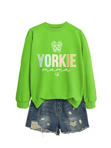 Detail des Yorkie Mama Sweatshirts in Grün mit destroyed Denim-Shorts Layout