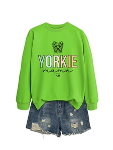 Set aus neongrünem Yorkie Mama Sweatshirt und Distressed-Denim-Shorts im Flatlay