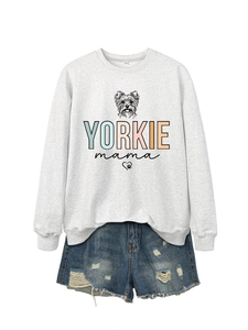 Detail eines hellgrauen Sweatshirts mit handgezeichnetem Yorkie-Hundeaufdruck und Text