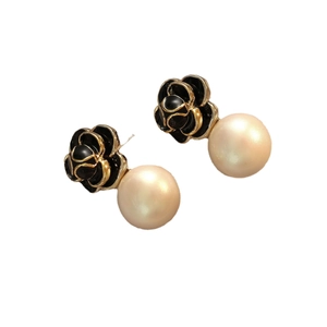Boucles d'oreilles perle camélia vintage français avec émail noir et détails dorés
