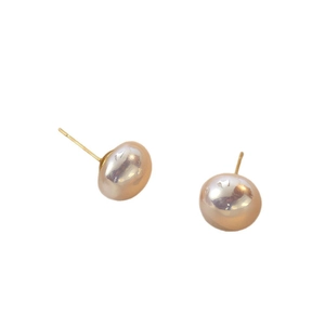 Boucles d'oreilles élégantes en perle blanche et or au design minimaliste chic