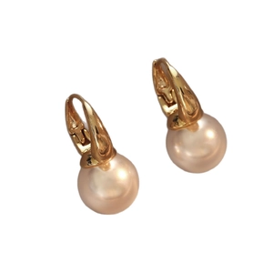 Boucles d'oreilles perles champagne et crochets dorés sur fond blanc épuré