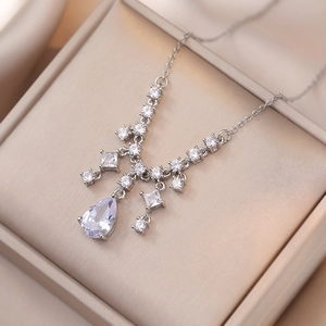 Collier à franges en argent avec pendentif en zircon et pierre principale en goutte