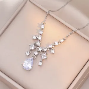 Détail d'un collier avec pendentif en zircone poire et design étincelant multi-pierres