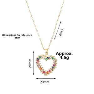 Dettaglio pendente cuore dorato con strass multicolore, misura 20x20mm e catena 40+5cm