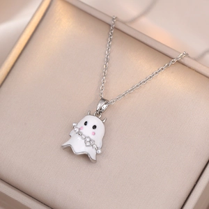 Collier pendentif fantôme avec cœur en zircon brillant sur une boîte à bijoux chic