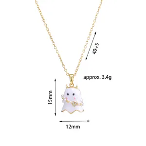 Collier pendentif fantôme doré avec émail blanc et cœur en perle sur fond blanc neutre