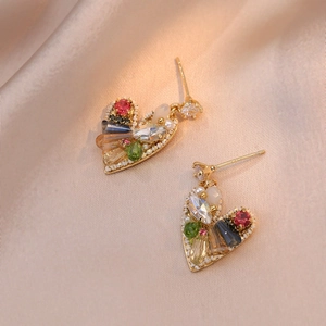 Boucles d'oreilles cœur faites main avec cristaux colorés et perles sur soie champagne