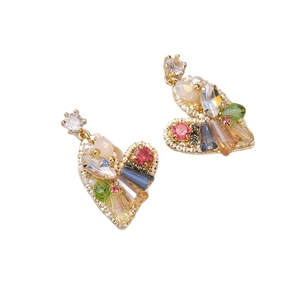 Boucles d'oreilles cœur faites main en or avec zircons colorés et petites perles blanches