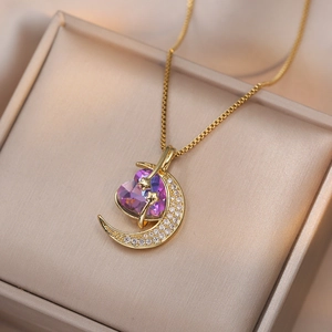 Collier élégant avec pendentif lune et cœur en zircon violet dans un écrin de luxe