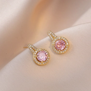 Elegante gouden oorbellen met ronde roze zirkoon en witte diamantaccenten