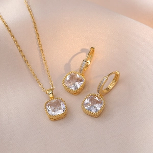 Parure de bijoux dorés élégants avec collier en zircon carré et boucles d'oreilles