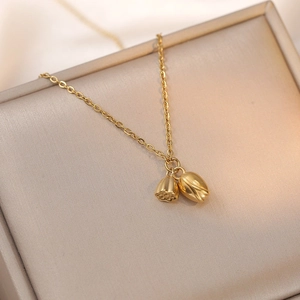 Collier en acier titane pour femme avec pendentifs lotus et cosse en finition dorée