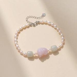 Bracelet en argent S925 avec perles, breloque cochon rose et perles de jade sur fond beige