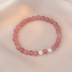 Bracelet minimaliste en quartz fraise avec perles baroques sur fond de satin doux