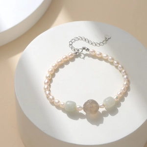 Détail du bracelet en perles d'argent S925 avec agate et fermoir mousqueton sur socle
