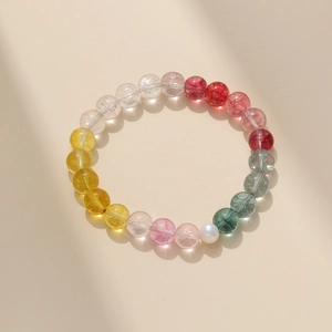 Vue détaillée du bracelet en perles baroques avec des perles rondes translucides colorées