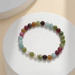 Bracelet en perles d'eau douce baroques et pierres minérales colorées sur socle blanc