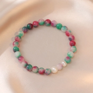 Bracelet fait main en perles baroques et pierres rouge et vert sur soie champagne