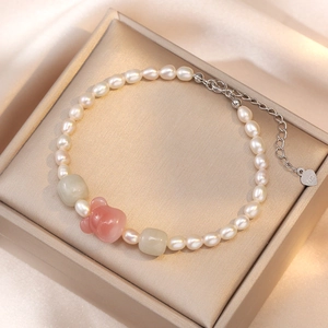 Pulsera de perlas plata S925 con conejo de jade rosa y colgante de corazón sobre seda