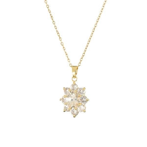 Elegante goldene Titan-Halskette mit Zirkonia-Blumenanhänger auf weißem Hintergrund