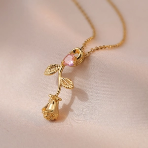 Collier rose vintage doré avec zircon coeur rose sur fond de soie rose délicat
