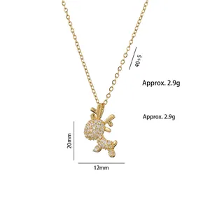 Élégant collier renne doré avec pendentifs en zircone étincelants sur fond blanc