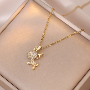 Collier avec pendentif renne doré serti de zircons sur une boîte à bijoux en velours champagne