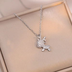 Collier pendentif bois de cerf élégant avec zircons brillants sur boîte à bijoux dorée