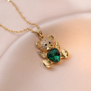 Goldene Engel-Bär-Halskette mit herzförmigem smaragdgrünem Zirkon und Pavé-Kristallflügeln
