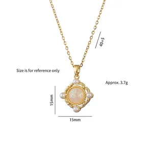 Elegant gold necklace featuring a gradient pearl pendant in a vintage royal style
