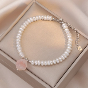 Elegante bracciale di perle in argento S925 con ciondolo a rosa rosa su scatola di seta