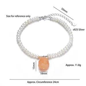 Collana di perle in argento S925 con ciondolo a forma di volpe arancione su sfondo bianco