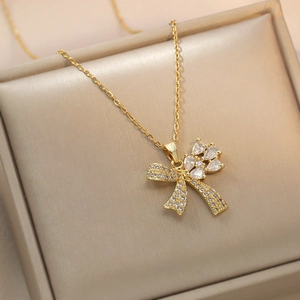 Collier nœud doré élégant avec micro-serti de zircons cubiques et cristaux étincelants