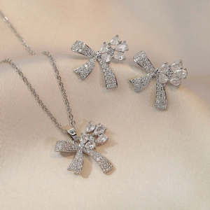 Ensemble de bijoux nœud argenté avec collier pendentif en zircon et boucles d'oreilles