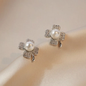 Orecchini A Lobo In Rame Eleganti Con Design Fiore Trifoglio Zircone E Imitazione Di Perla Artificial Per Donne