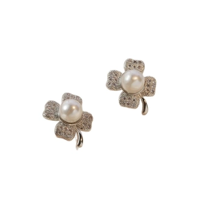 Eleganti orecchini a quadrifoglio con perle e pavé di zirconi per un look raffinato