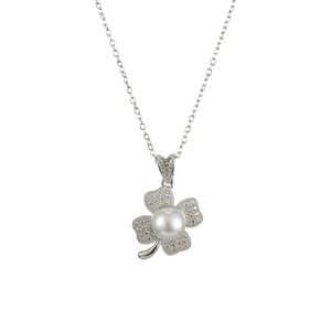 Collier trèfle élégant avec perle et zircons scintillants sur pendentif en argenté