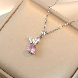 Collar de conejo con circonita de corazón rosa y cadena de plata en caja de terciopelo