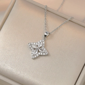Détail du collier fleur à quatre branches serti de zircons dans son écrin à bijoux chic