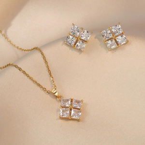 Vierblättrige Blume Anhänger Halskette Und Ohrstecker Titanstahl Zirkon Golden Nische Elegante Mode Schmuck Für Damen