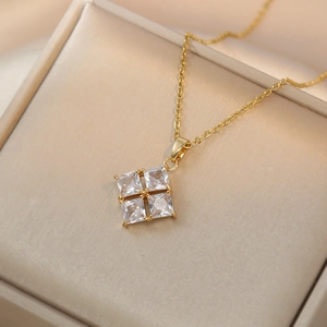 Elegante goldene Halskette mit vier quadratischen Zirkonia im floralen Kleeblatt-Design