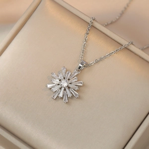 Collier flocon de neige en argent avec pendentif zircon sur satin de champagne